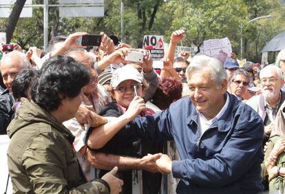 El l&iacute;der de izquierda Andr&eacute;s Manuel L&oacute;pez Obrador (a la derecha).
