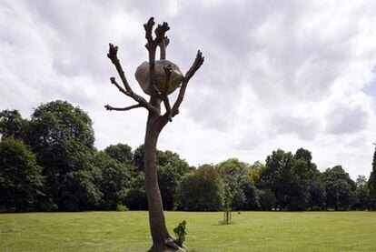 <i>Idee di Pietra,</i> de Penone, escultura de bronce y piedra en el parque de Kassel.