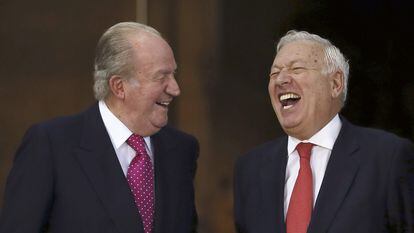 El rey Juan Carlos y el ministro de Asuntos Exteriores José Manuel García-Margallo en un homenaje al Monarca en octubre de 2014.