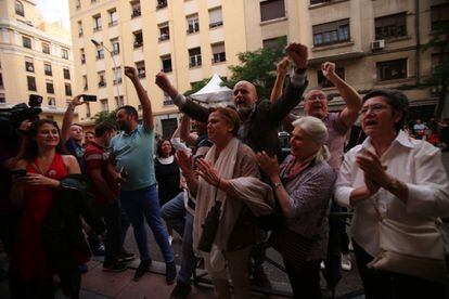 Un grupo de militantes acude a la sede del PSOE en la calle Ferraz para seguir de cerca los resultados de las elecciones primarias del partido.