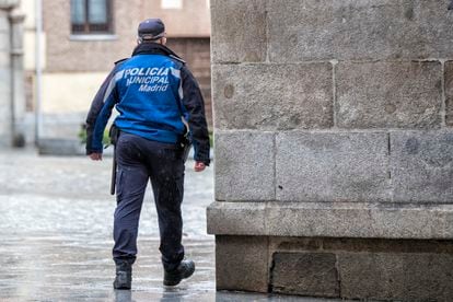 Un agente de la policía municipal de Madrid, este jueves.