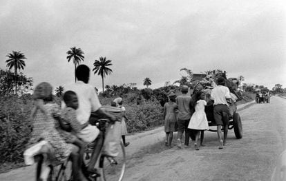 Civiles huyendo de sus casas durante la guerra de Biafra, Nigeria.