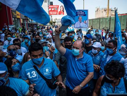 El candidato ultraconservador Rafael López Aliaga durante un mitin de campaña en Lima el 27 de marzo de 2021.