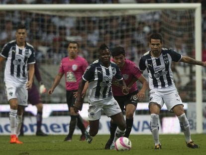 Avilés Hurtado y Érick Gutiérrez disputan el balón.