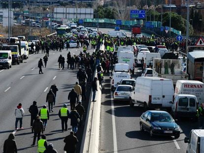 Cortes de taxistas en la M40 de Madrid, cerca del recinto ferial en el que se celebra Fitur 