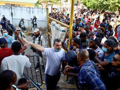 Un grupo de migrantes a las afueras de la sede de la Comar en Tapachula, momentos antes de que ingresaran por la fuerza, el 3 de enero de 2022.