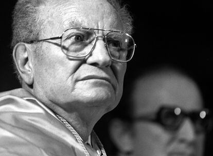 Paul A. Samuelson, investido Doctor Honoris Causa por la UNED en 1989.