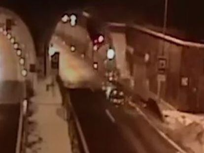 El hombre, de 44 años, se durmió al volante y estuvo a punto de chocar con la parte superior de la entrada de un túnel