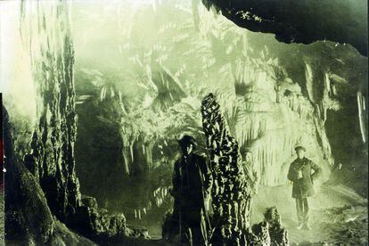 El arqueólogo malagueño Miguel Such, en la cueva de Ardales en los años veinte.