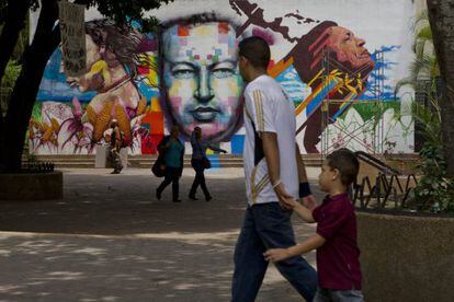 Un mural en tributo al fallecido presidente venezolano Hugo Chávez en una calle de Caracas.