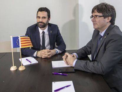 Carles Puigdemont durante su reunión con Roger Torrent.