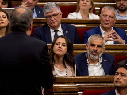 El presidente de la Generalitat, Quim Torra, contesta a la pregunta de la líder de Ciudadanos Inés Arrimadas (c), durante la sesión de control del Parlament después de la llegada de los presos independentistas a Cataluña.