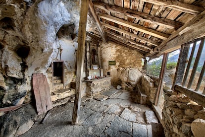 Interior de la ermita de San Juan de Socueva.