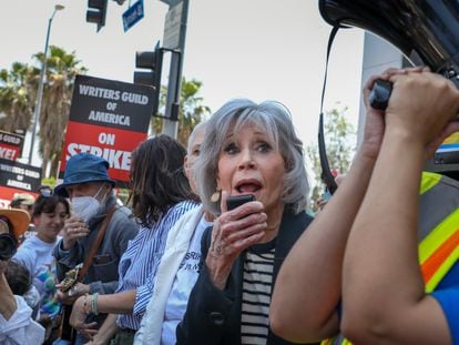 Jane Fonda apoya a los guionistas durante un piquete de su huelga frente a las oficinas de Netflix situadas en Hollywood, California, el 29 de junio de 2023.