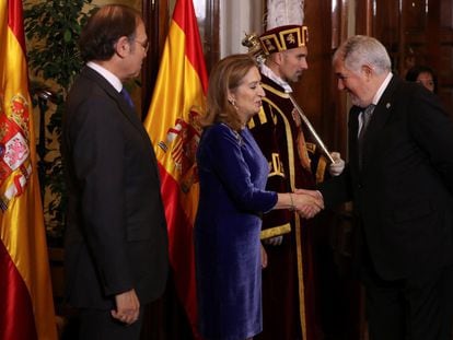 Los entonces presidentes del Senado, Pío García Escudero, y del Congreso, Ana Pastor, saludaban a Cándido Conde-Pumpido, el 6 de diciembre de 2017.