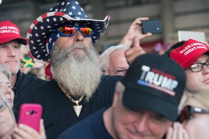 Seguidores de Trump en su mitin del sábado en Florida.