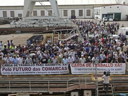 Protesta de trabajadores de Navantia Ferrol durante la botadura del buque LHD Adelaide encargado por Australia.