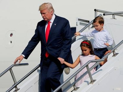 Donald Trump, el pasado viernes, con sus nietos, a su llegada a Nueva Jersey, donde pasa las vacaciones.
