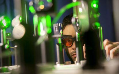 Un científico trabaja en un laboratorio del Instituto Madrileño de Estudios Avanzados de Nanociencia, en la Universidad Autónoma.