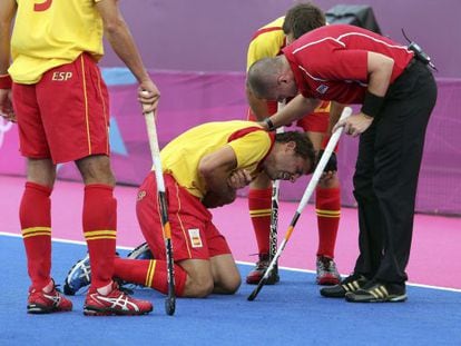 Santi Freixa se duele tras lesionarse el brazo izquierdo durante el partido contra Pakistán.