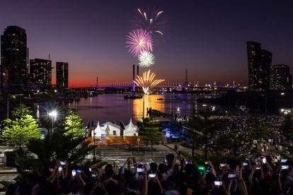 Fuegos artificiales para celebrar la llegada del Año Nuevo sobre el cielo de Melbourne (Australia). 