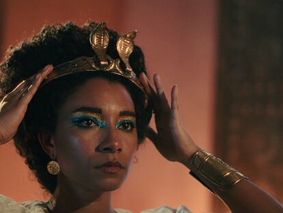 La actriz Adele James interpreta a Cleopatra en la parte ficcionada del docudrama 'La reina Cleopatra' de Netflix.