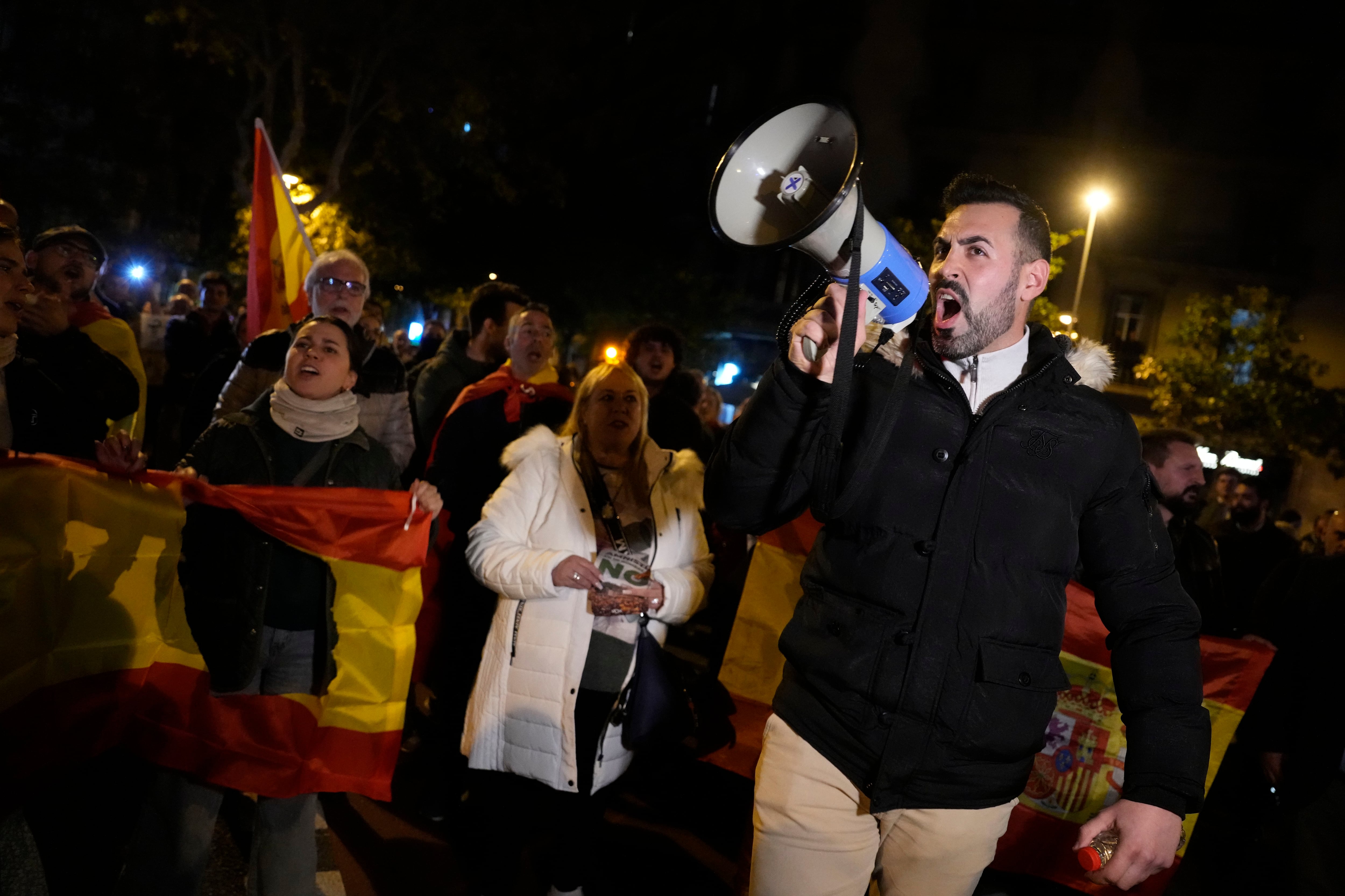 Un momento de la manifestación en contra de la amnistía celebrada frente a la Delegación del Gobierno, este jueves en Barcelona.