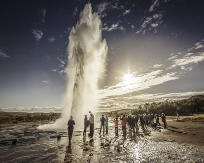 El espectacular géiser Strokkur, que se eleva 20 metros sobre el suelo.