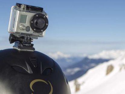 Una c&aacute;mara GoPro en el casco de un esquiador, en Meribel, en los Alpes franceses.