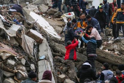 Un equipo de rescate trasladan a un superviviente tras el terremoto en la ciudad de Adana (Turquía), este lunes. 
