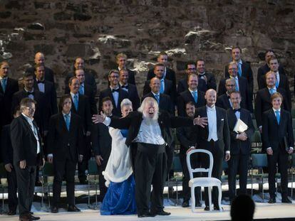 El director Leif Segerstam (en el centro), junto a cantantes y coro, en el Festival de Savonlinna.