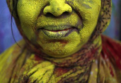 La cara de una mujer manchada de polvo amarillo durante la festividad Holi en la ciudad de Vrindavan (India), el 4 de marzo de 2015.