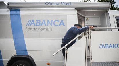 Oficina móvil de Abanca en Albarellos de Monterrei (Ourense).
