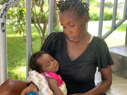 Luc Silvina alimenta a su hijo DjenelsonDumersvier, de cuatro meses, en un albergue temporal, tras huir del barrio Cité Soleil, en Puerto Príncipe.