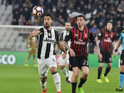 Khedira lucha por el balón ante Jose Sosa, del Milán.