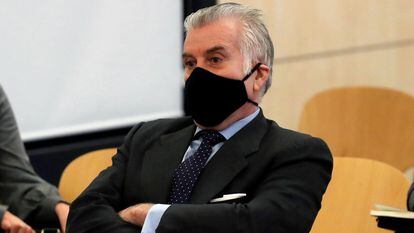 El extesorero del PP Luis Bárcenas sentado en el banquillo de los acusados, el 8 de febrero, durante la primera sesión del juicio de la contabilidad b del PP.