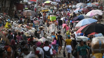 Una mujer lleva una cesta a un mercado de Puerto Príncipe el domingo 11 de julio.