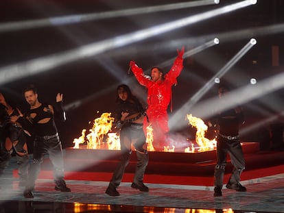 El músico y cantante Agoney, durante su actuación en la primera semifinal del Benidorm Fest 2023, que se celebró este martes en la localidad alicantina.