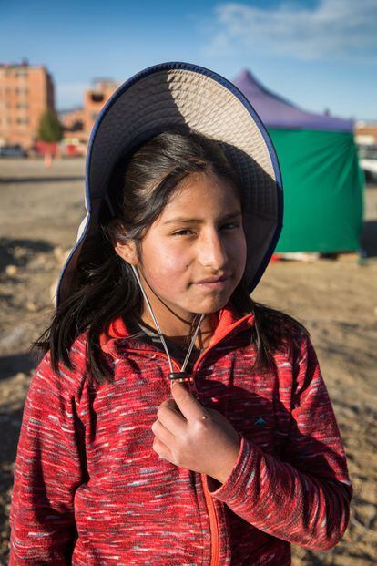 Mónica tiene 12 años y trabaja vendiendo helados en un descampado junto al aeropuerto de El Alto, en Bolivia. Su jornada laboral ronda las seis horas. 