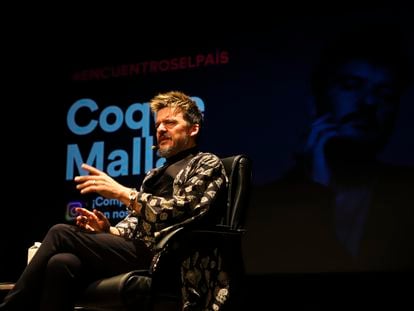 El cantante Coque Malla conversa con un grupo de lectores de EL PAÍS en la sala Gayarre del Teatro Real.