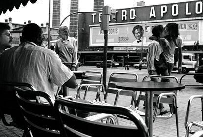 La democracia trajo la libertad, lo que quedó reflejado especialmente en el Paralelo, la avenida más canalla de la ciudad. En esa zona se concentraban 'music halls', cabarets, teatros y garitos bohemios. La mayoría de sus luces de neón se fueron apagando a finales de los ochenta y principios de los noventa.