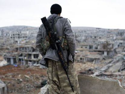 Un guerrillero kurdo en Siria, en la ciudad de Kobane, fronteriza con Turquía, en enero de 2015.