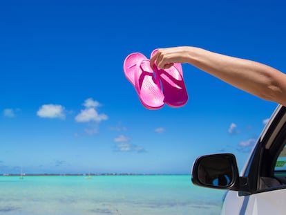Aunque no está expresamente prohibido se recomienda no usar chanclas por el riesgo que conllevan al volante. GETTY IMAGES.
