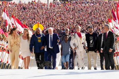 El recién juramentado presidente de Brasil, Lula da Silva, llega al Palacio de Planalto durante su ceremonia de toma de posesión, en Brasilia. 