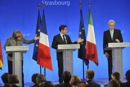 Angela Merkel, a la izquierda, y Nicolas Sarkozy, en el centro, ceden la palabra al primer ministro italiano, Mario Monti, en la reunión de ayer en Estrasburgo.
