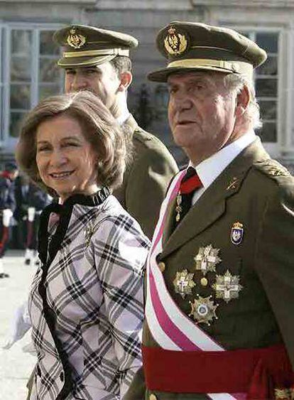 Don Juan Carlos y doña Sofía, con el príncipe de Asturias, ayer en el Palacio Real.