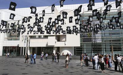 Instalación de la arquitecta francesa Odile Decq con el nombre 'Diversitat', una serie de cables suspendidos que soportan 300 camisetas.