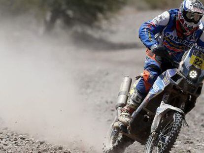 El piloto francés Alain Duclos en acción durante la cuarta etapa del rally Dakar.