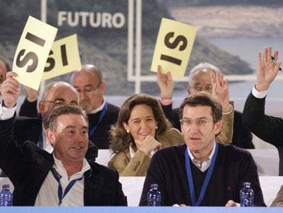 Feij&oacute;o, junto al vicepresidente del partido, Xos&eacute; Manuel Barreiro, durante una votaci&oacute;n en el congreso clausurado ayer en Lugo. 