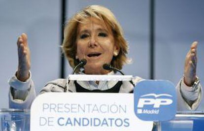 Esperanza Aguirre aprovecha un acto de presentaci&oacute;n de candidatos para meterse en campa&ntilde;a electoral. 